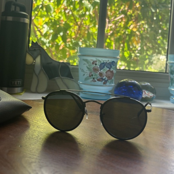 Ray-Ban Classic Black Round Double Bridge 
Polarized 
Like New
Authentic - Picture 14 of 15